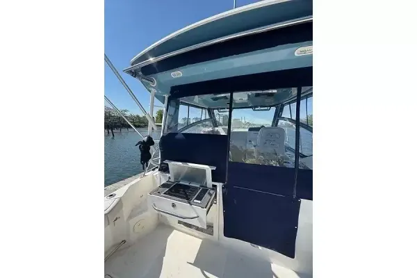 2024 Boston Whaler 325 CONQUEST detail image 12
