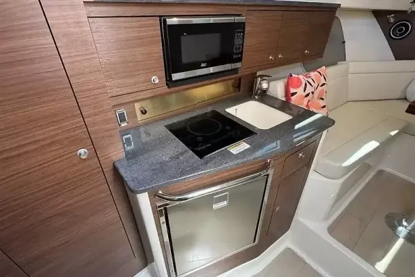 2024 Boston Whaler 325 CONQUEST detail image 24