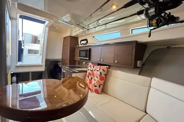2024 Boston Whaler 325 CONQUEST detail image 25