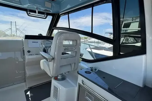 2024 Boston Whaler 325 CONQUEST detail image 33