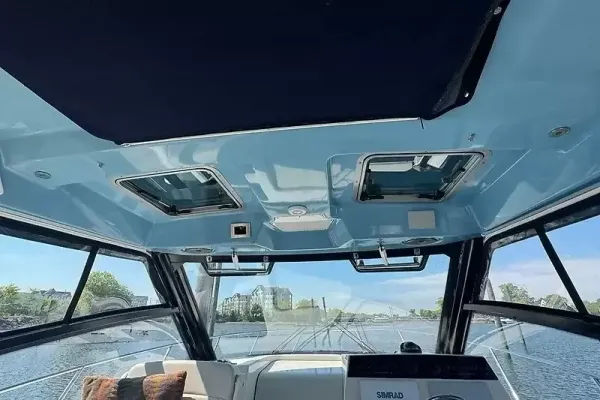 2024 Boston Whaler 325 CONQUEST detail image 38