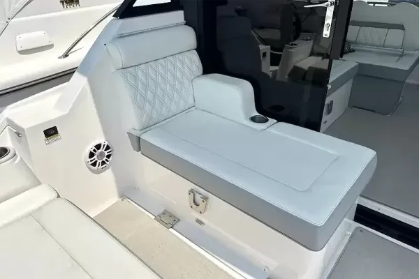 2023 Regal 36 XO detail image 12