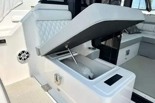 2023 Regal 36 XO detail image 13