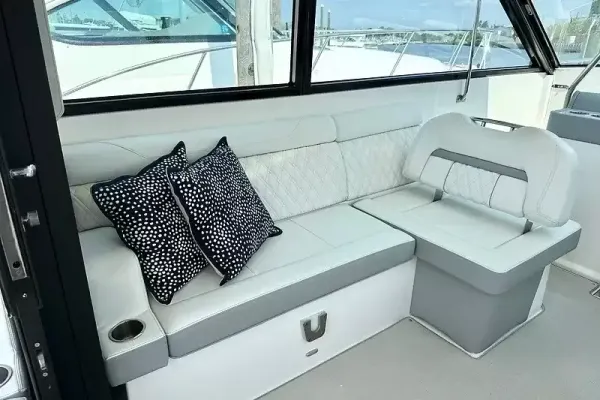 2023 Regal 36 XO detail image 19