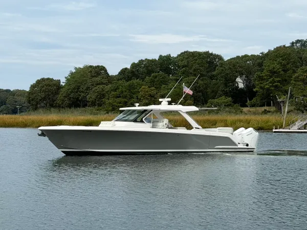 2025 Tiara Yachts 43 LS detail image 0