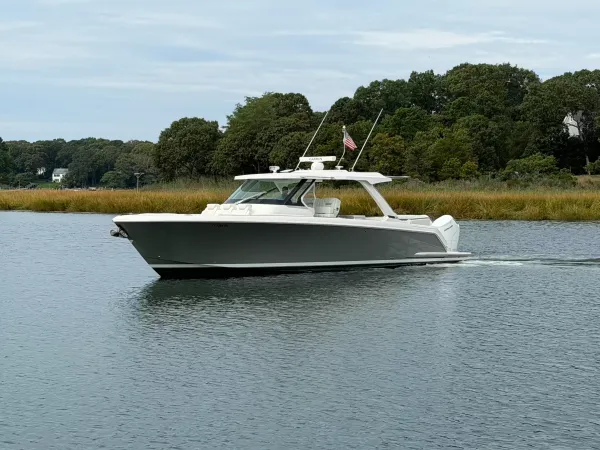 2025 Tiara Yachts 43 LS detail image 1