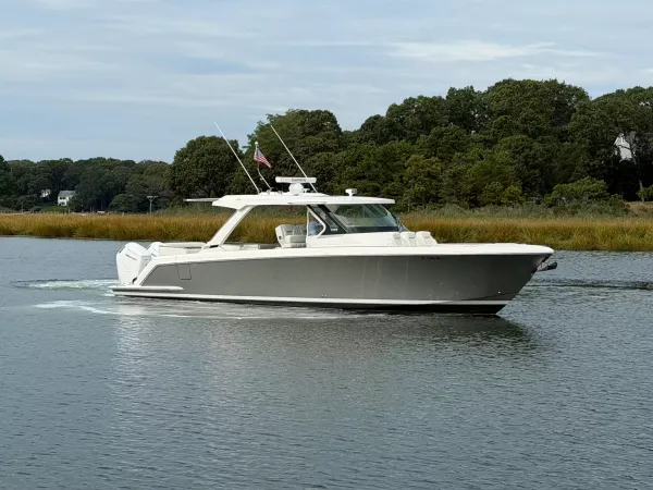2025 Tiara Yachts 43 LS detail image 3