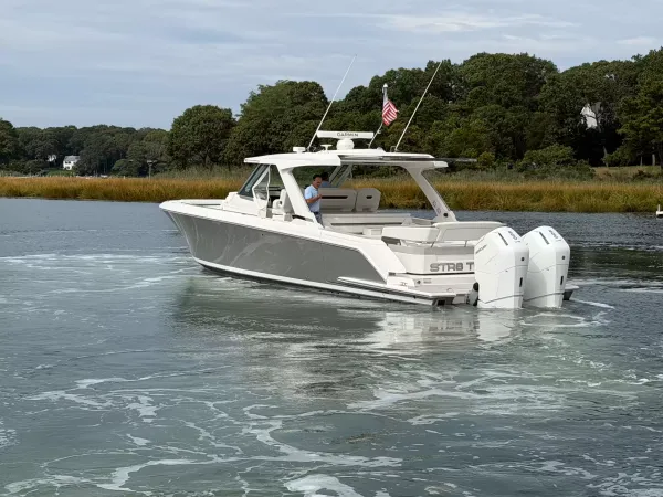 2025 Tiara Yachts 43 LS detail image 7