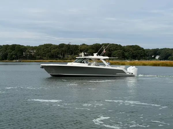 2025 Tiara Yachts 43 LS detail image 9