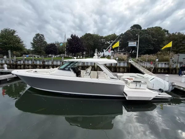 2025 Tiara Yachts 43 LS detail image 10