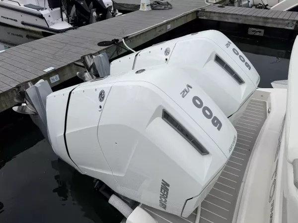 2025 Tiara Yachts 43 LS detail image 11