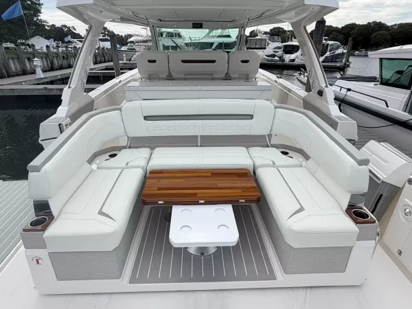 2025 Tiara Yachts 43 LS detail image 12