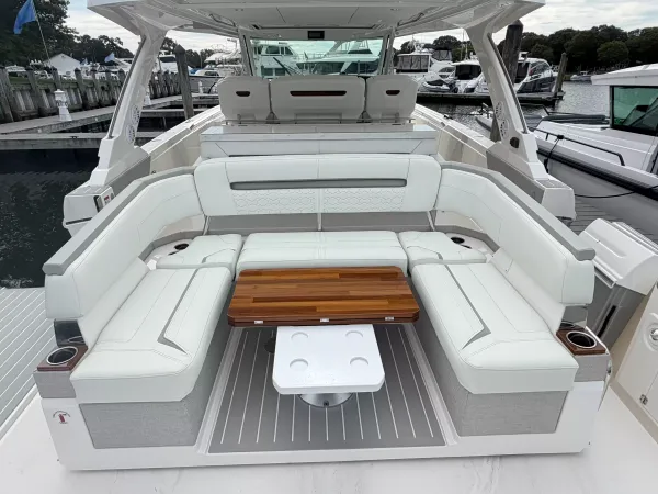 2025 Tiara Yachts 43 LS detail image 13