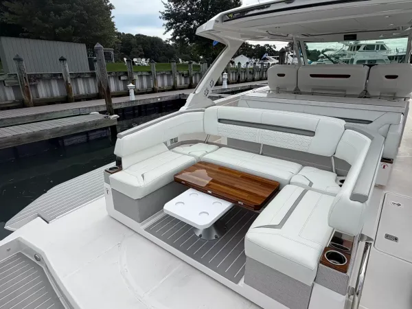 2025 Tiara Yachts 43 LS detail image 14