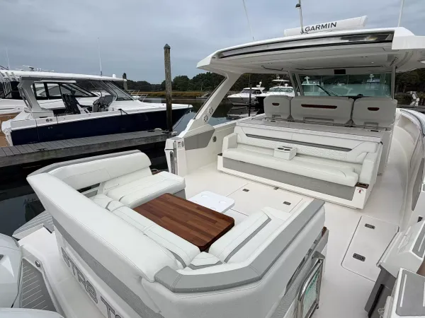 2025 Tiara Yachts 43 LS detail image 15