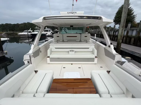 2025 Tiara Yachts 43 LS detail image 16