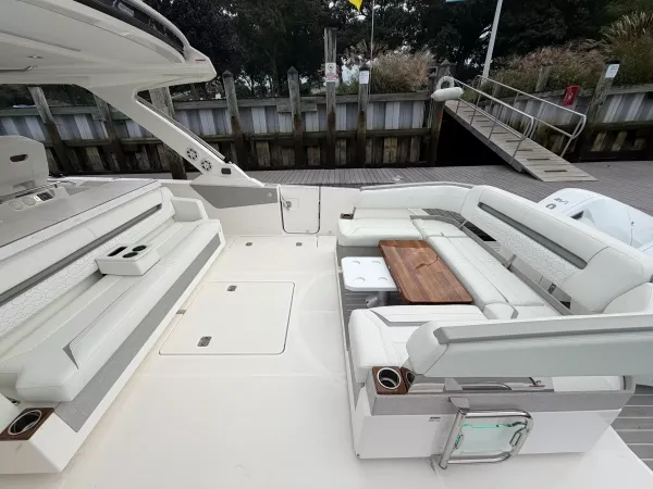 2025 Tiara Yachts 43 LS detail image 19