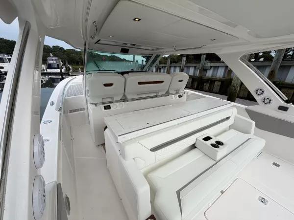 2025 Tiara Yachts 43 LS detail image 21