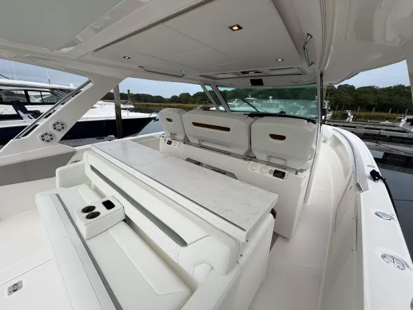 2025 Tiara Yachts 43 LS detail image 22