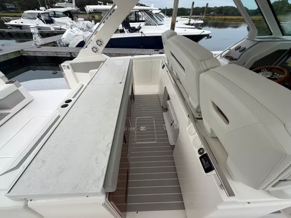 2025 Tiara Yachts 43 LS detail image 23