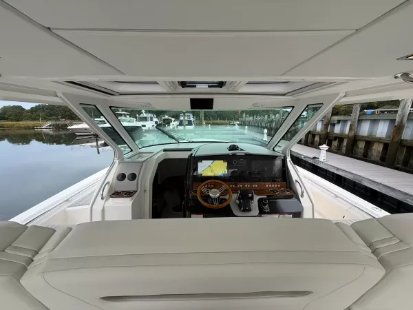 2025 Tiara Yachts 43 LS detail image 24