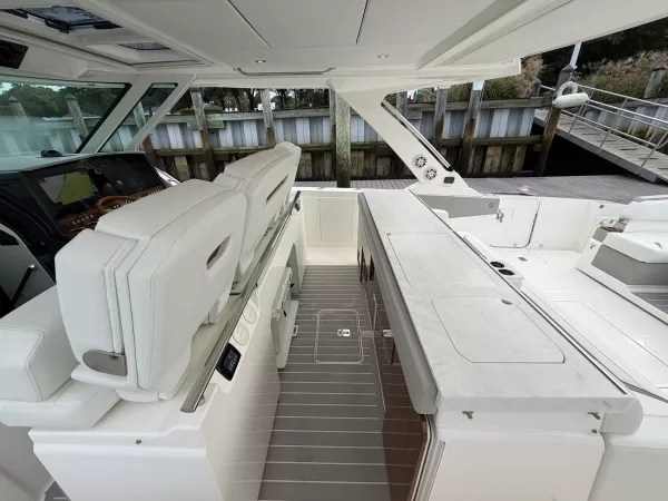2025 Tiara Yachts 43 LS detail image 25