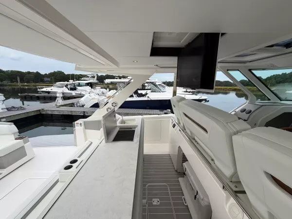 2025 Tiara Yachts 43 LS detail image 27