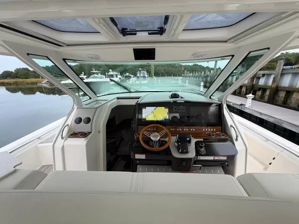 2025 Tiara Yachts 43 LS detail image 29