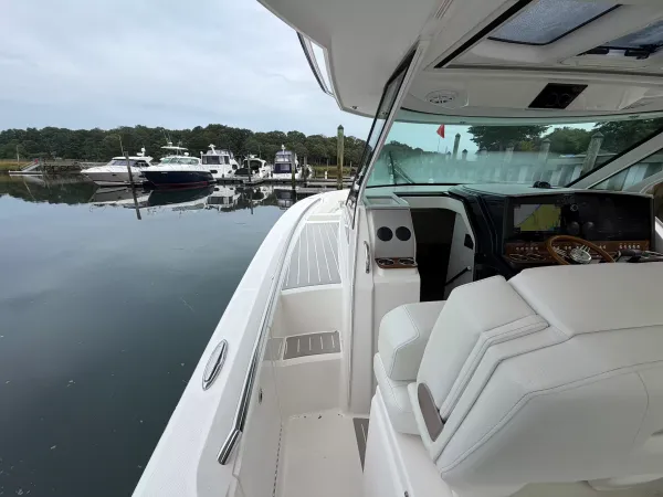 2025 Tiara Yachts 43 LS detail image 31
