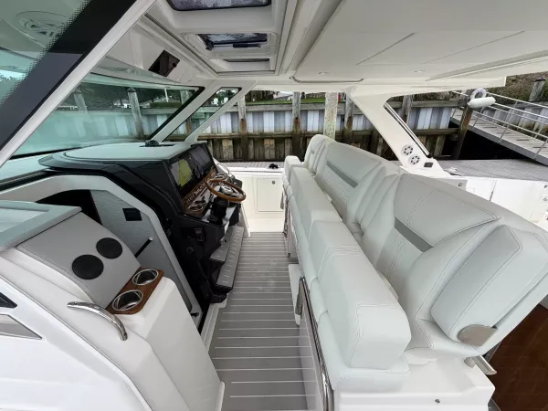 2025 Tiara Yachts 43 LS detail image 32