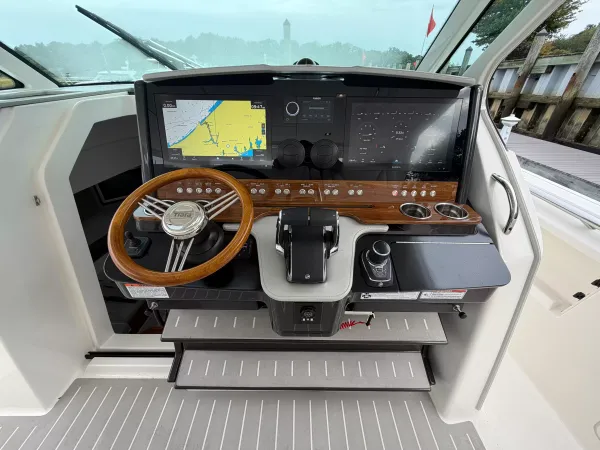 2025 Tiara Yachts 43 LS detail image 33