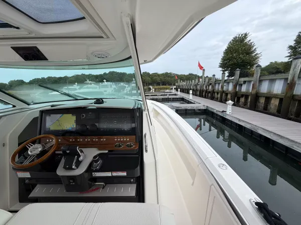 2025 Tiara Yachts 43 LS detail image 34