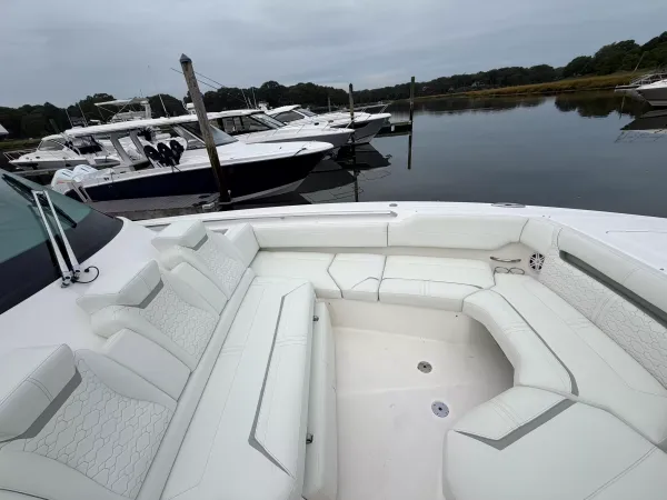 2025 Tiara Yachts 43 LS detail image 37