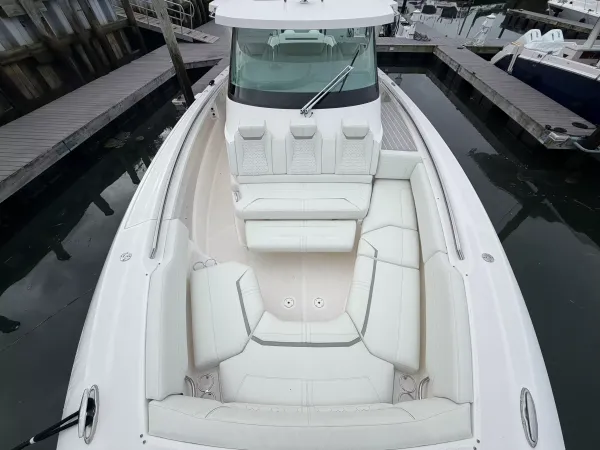 2025 Tiara Yachts 43 LS detail image 39