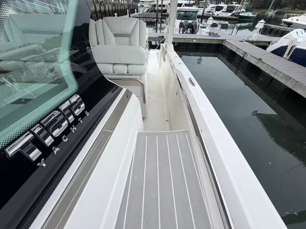 2025 Tiara Yachts 43 LS detail image 47
