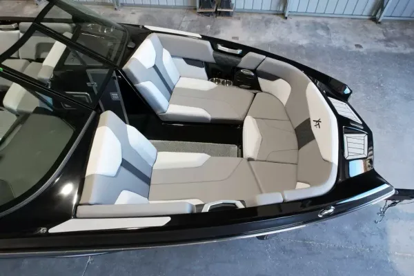 2027 Mastercraft XT24-17