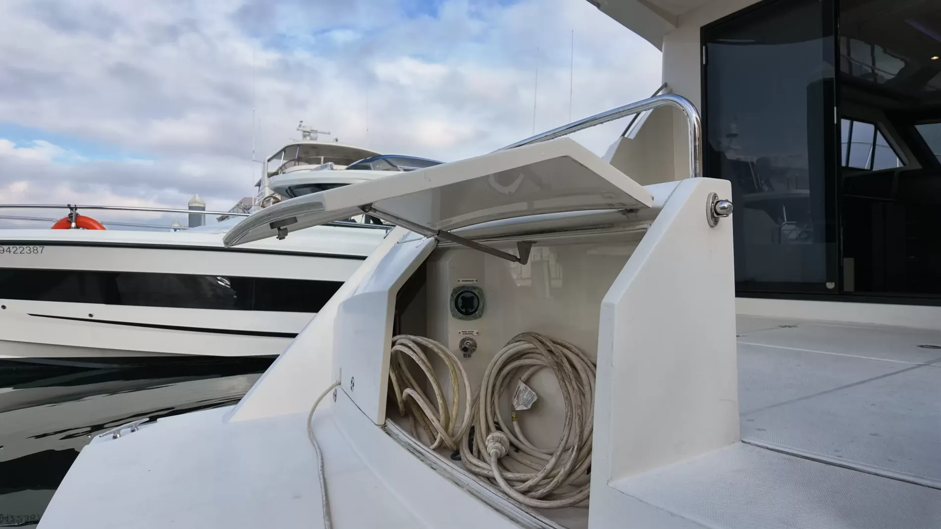 Pre-Owned 2016 Carver C40 for Sale | Vancouver, BC | M&P Yacht Centre | 6ab445420685f147260b78bf