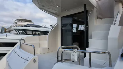Pre-Owned 2016 Carver C40 for Sale | Vancouver, BC | M&P Yacht Centre | 6ab445420685f147260b78bf