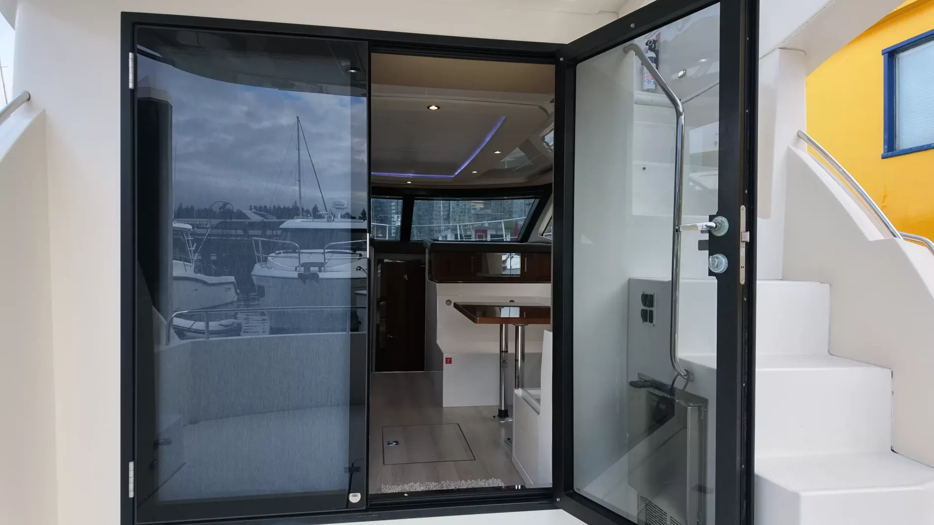 Pre-Owned 2016 Carver C40 for Sale | Vancouver, BC | M&P Yacht Centre | 6ab445420685f147260b78bf