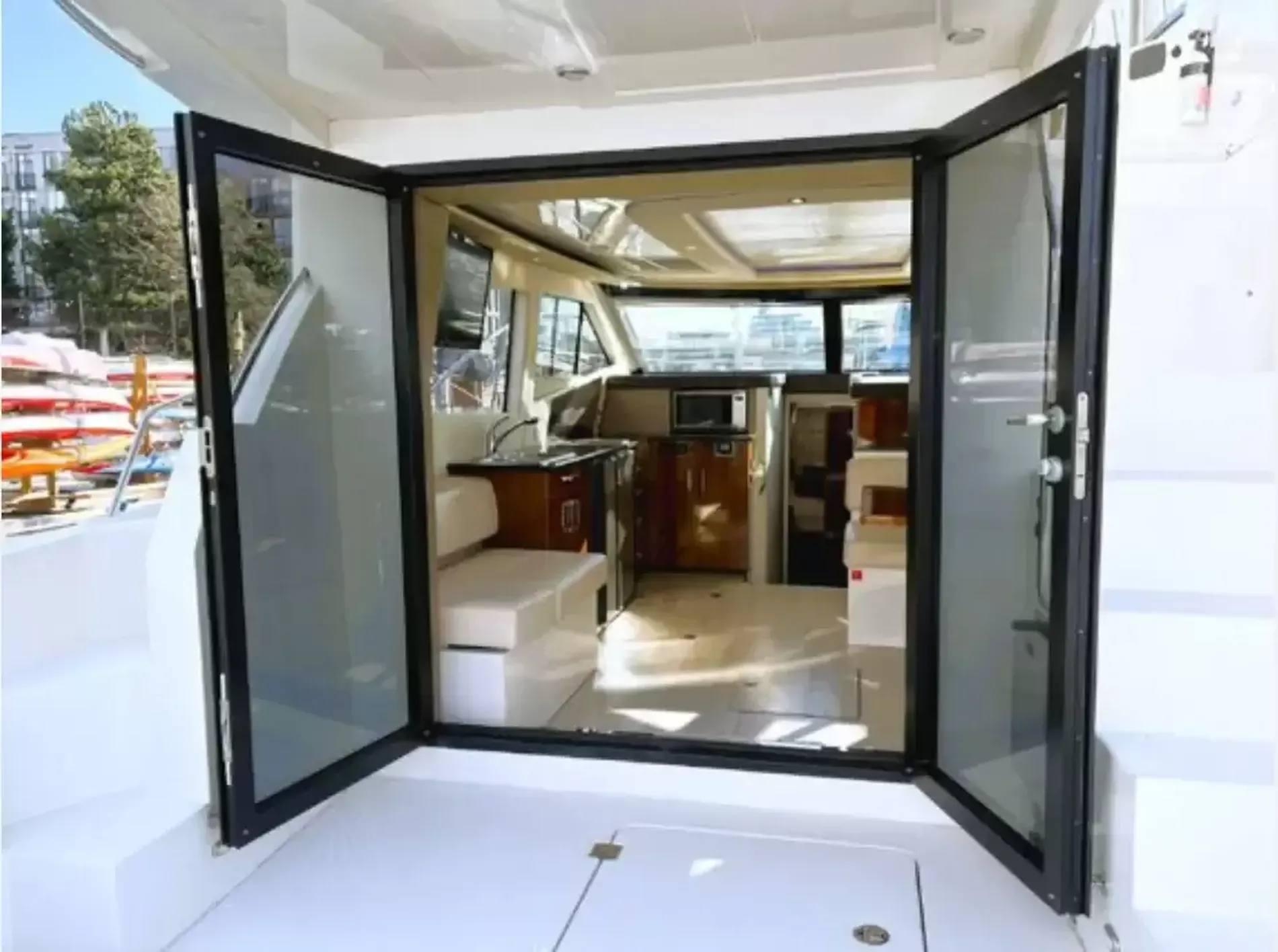 Pre-Owned 2016 Carver C40 for Sale | Vancouver, BC | M&P Yacht Centre | 6ab445420685f147260b78bf