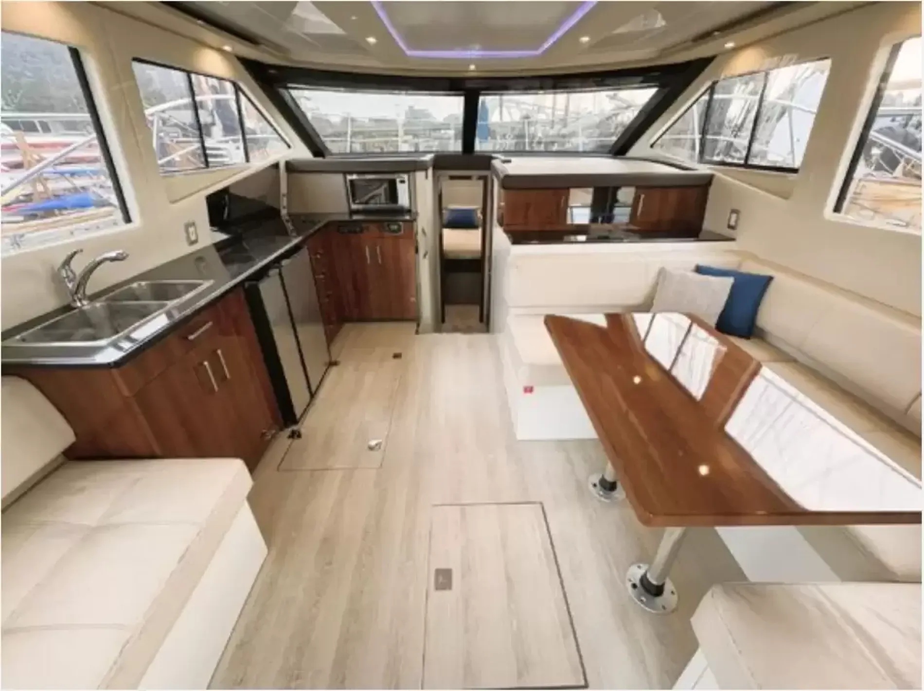 Pre-Owned 2016 Carver C40 for Sale | Vancouver, BC | M&P Yacht Centre | 6ab445420685f147260b78bf