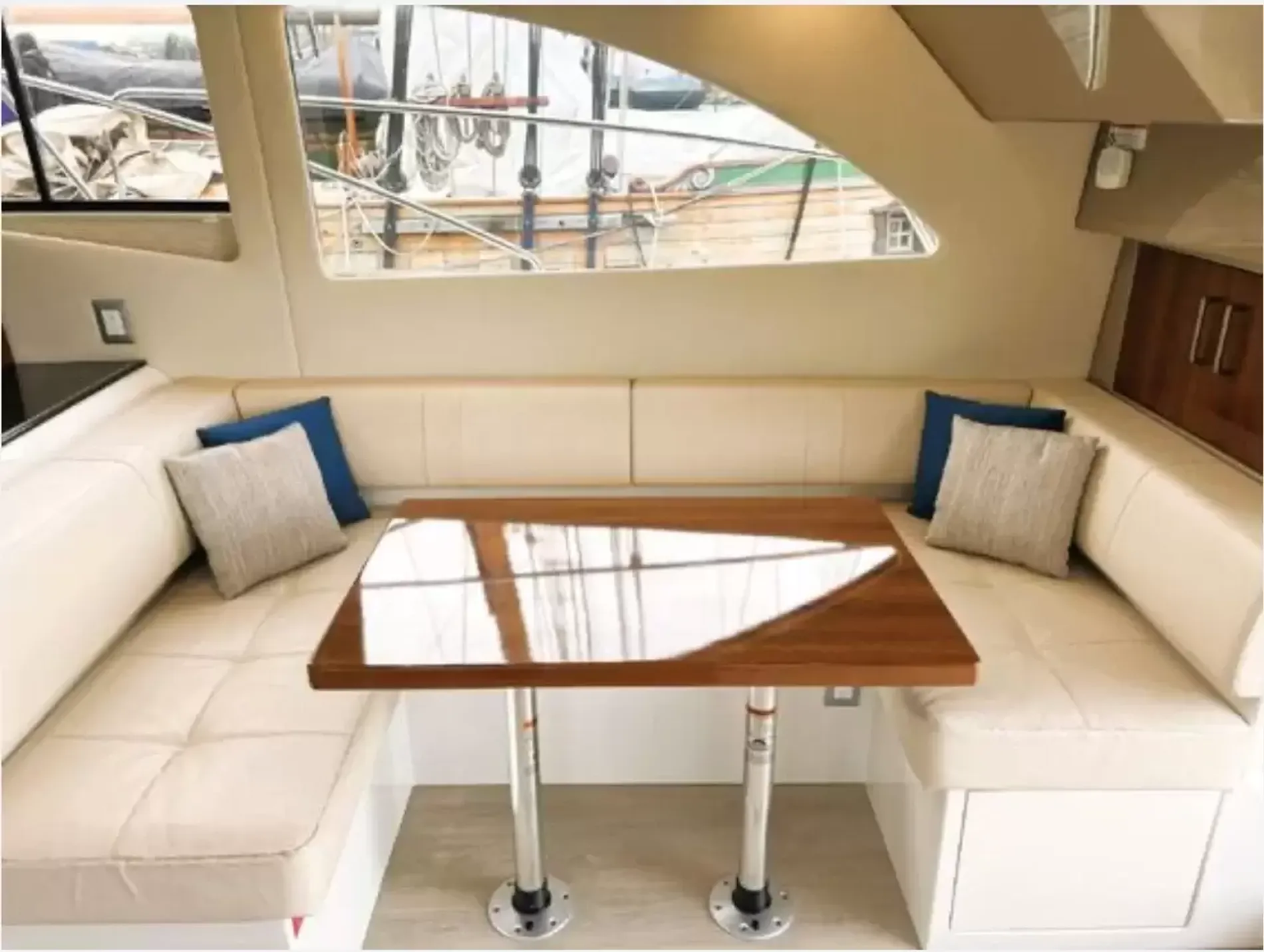 Pre-Owned 2016 Carver C40 for Sale | Vancouver, BC | M&P Yacht Centre | 6ab445420685f147260b78bf