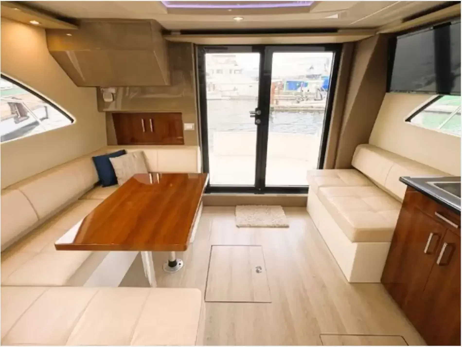 Pre-Owned 2016 Carver C40 for Sale | Vancouver, BC | M&P Yacht Centre | 6ab445420685f147260b78bf