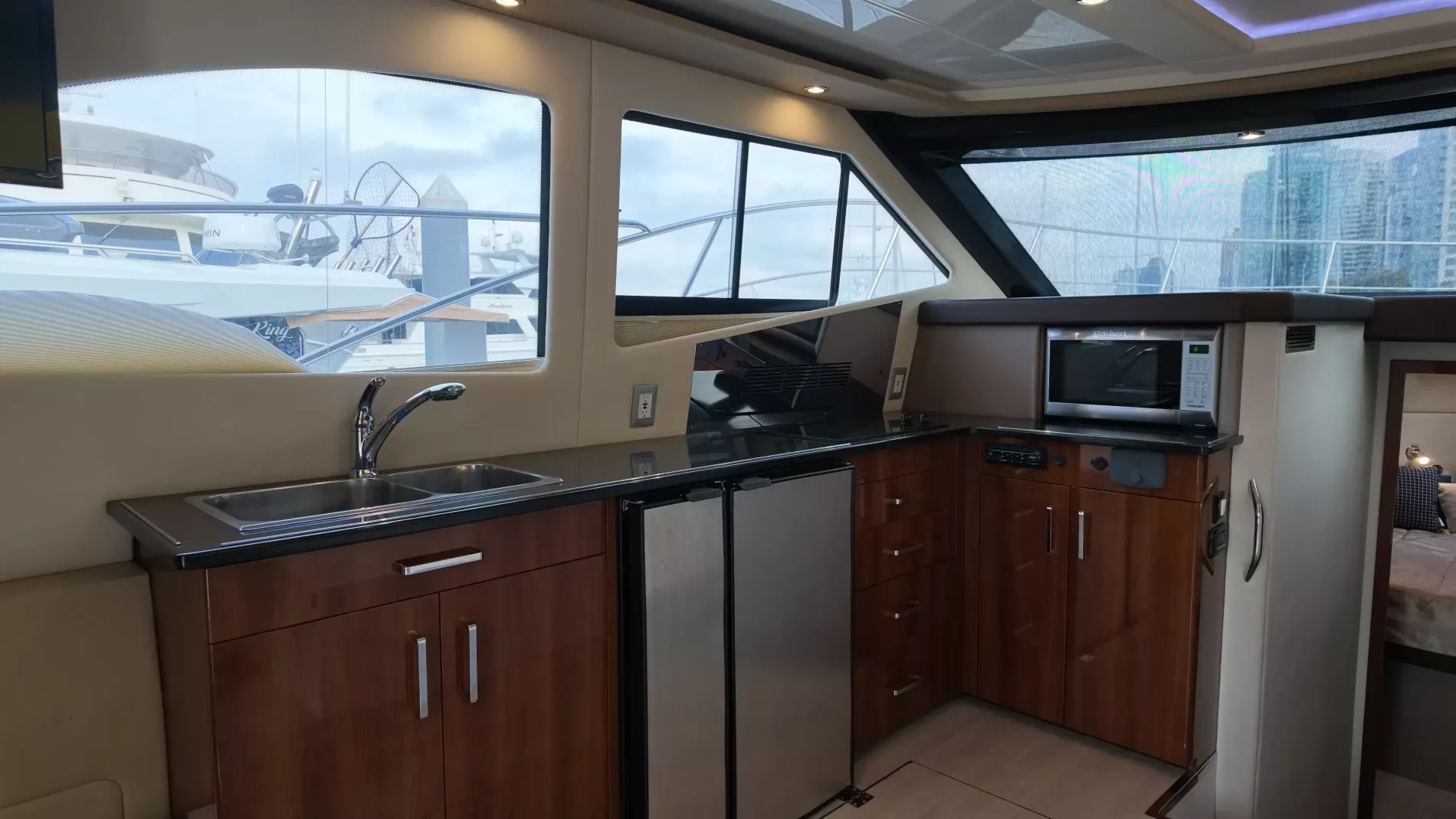 Pre-Owned 2016 Carver C40 for Sale | Vancouver, BC | M&P Yacht Centre | 6ab445420685f147260b78bf