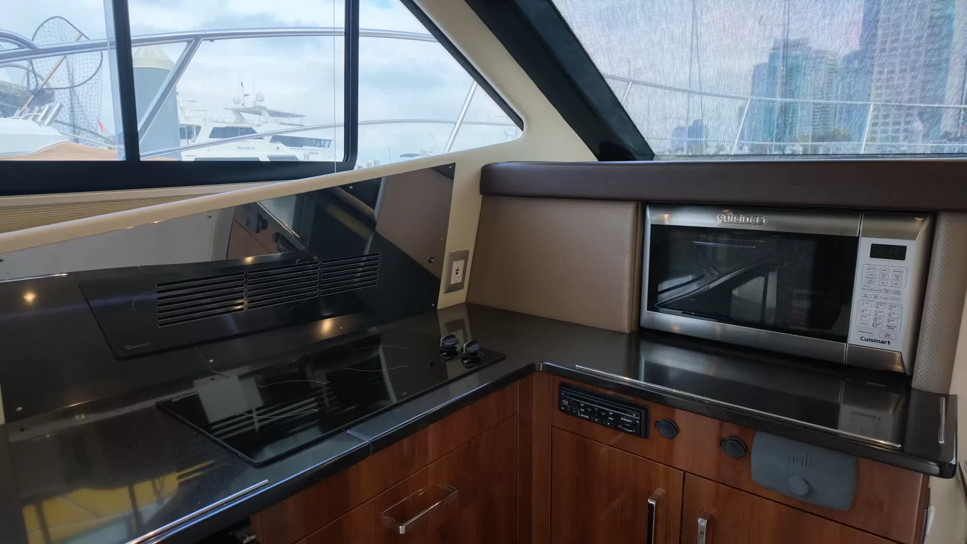Pre-Owned 2016 Carver C40 for Sale | Vancouver, BC | M&P Yacht Centre | 6ab445420685f147260b78bf