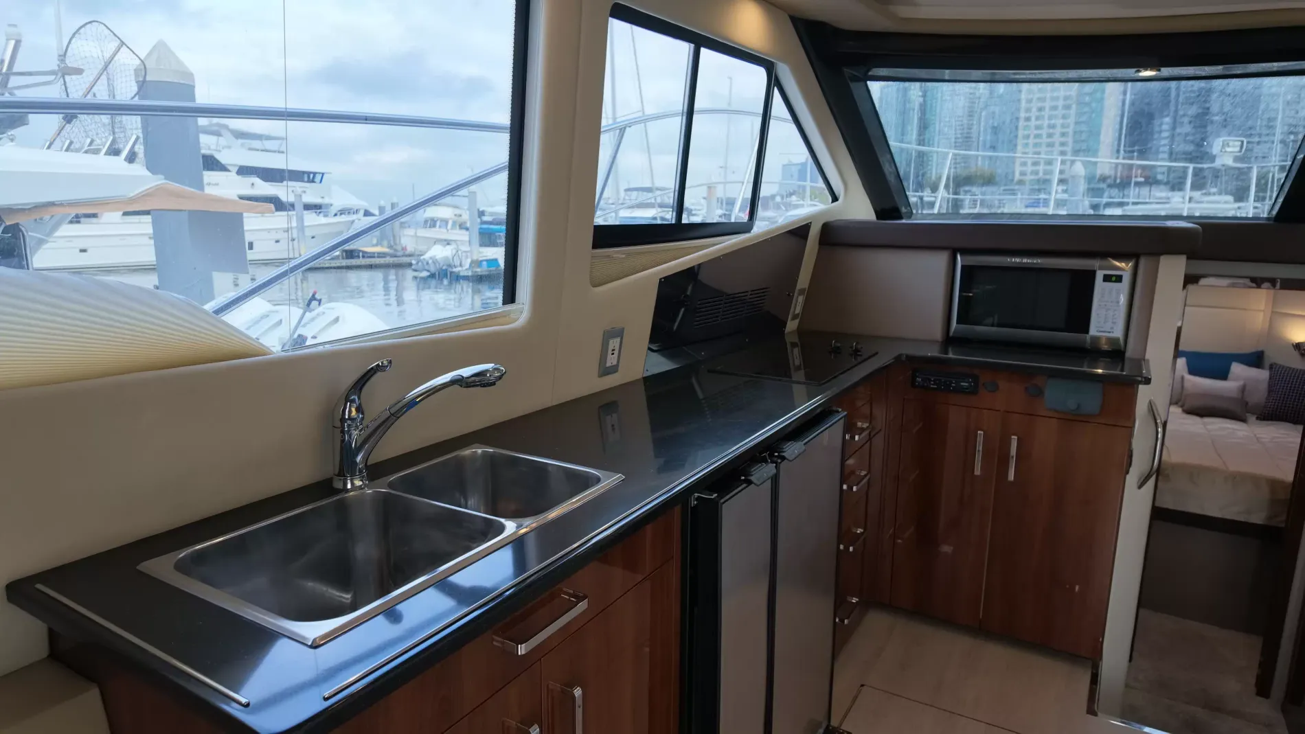 Pre-Owned 2016 Carver C40 for Sale | Vancouver, BC | M&P Yacht Centre | 6ab445420685f147260b78bf