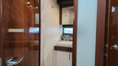 Pre-Owned 2016 Carver C40 for Sale | Vancouver, BC | M&P Yacht Centre | 6ab445420685f147260b78bf
