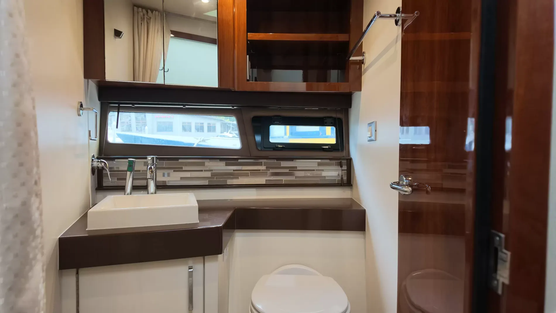 Pre-Owned 2016 Carver C40 for Sale | Vancouver, BC | M&P Yacht Centre | 6ab445420685f147260b78bf