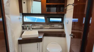 Pre-Owned 2016 Carver C40 for Sale | Vancouver, BC | M&P Yacht Centre | 6ab445420685f147260b78bf