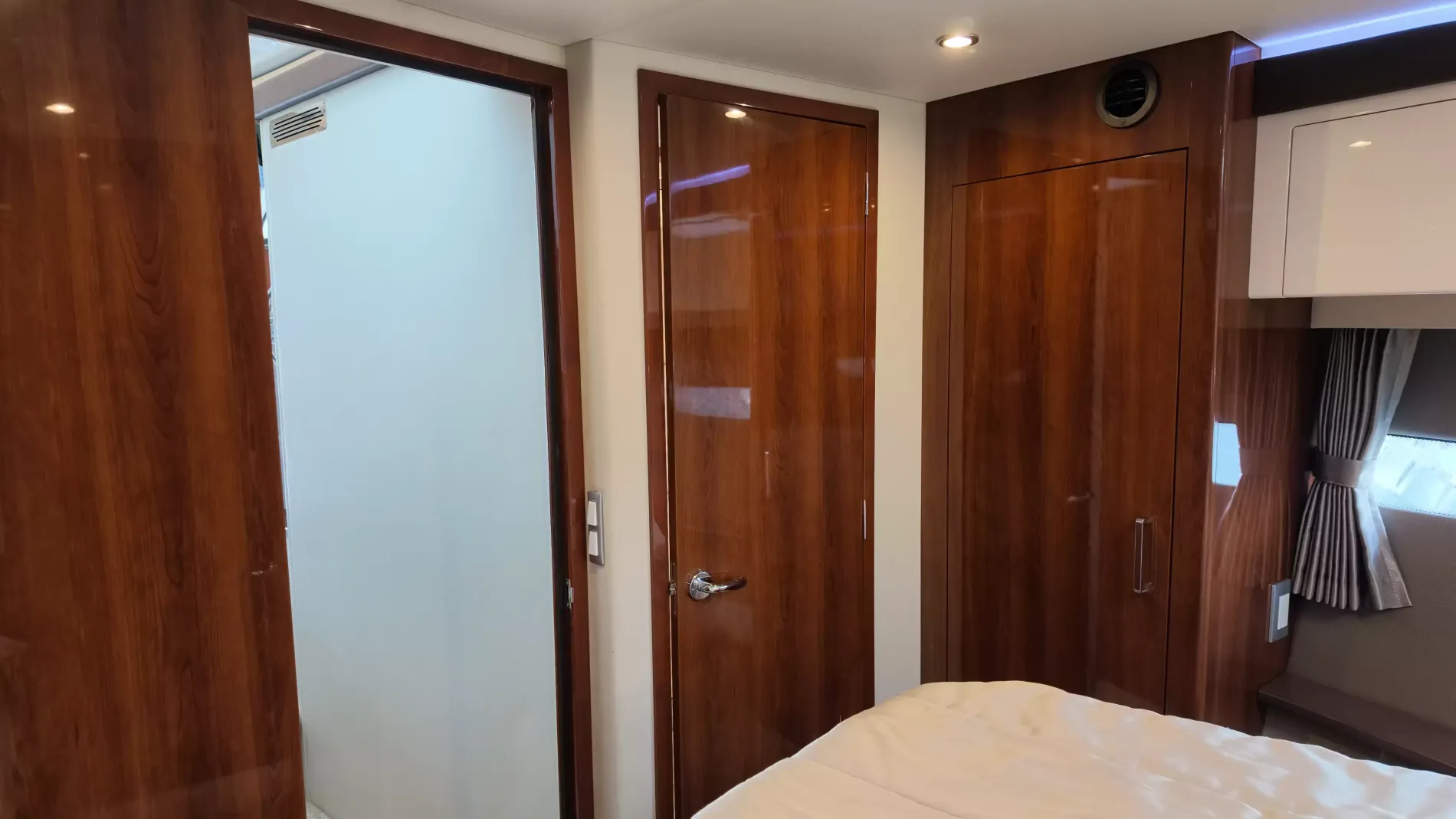 Pre-Owned 2016 Carver C40 for Sale | Vancouver, BC | M&P Yacht Centre | 6ab445420685f147260b78bf